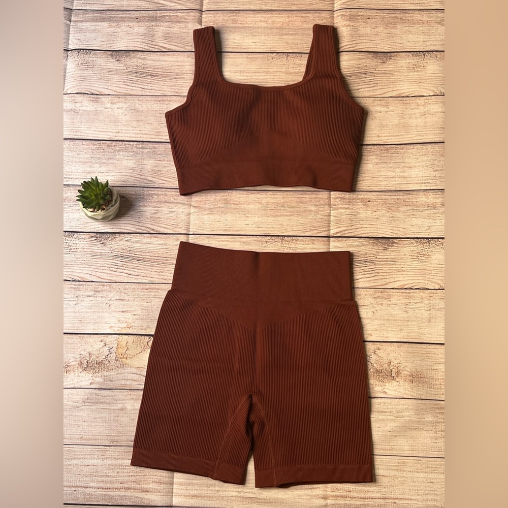NWOT Two piece seamless L active wear set crop top and high waist yoga.coffee